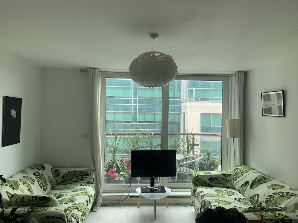 Modern Apartment Near the Thames, Central London - Tap to explore photos