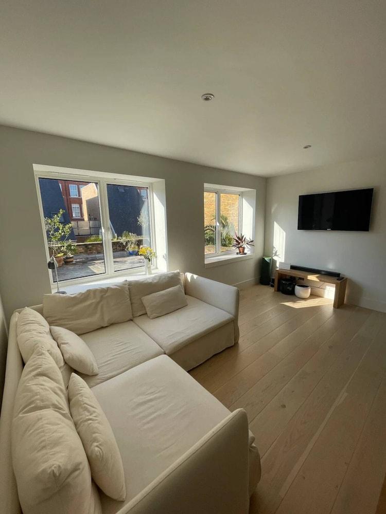 Beautiful 2BD Flat With Private Courtyard- Borough - Tap to explore photos