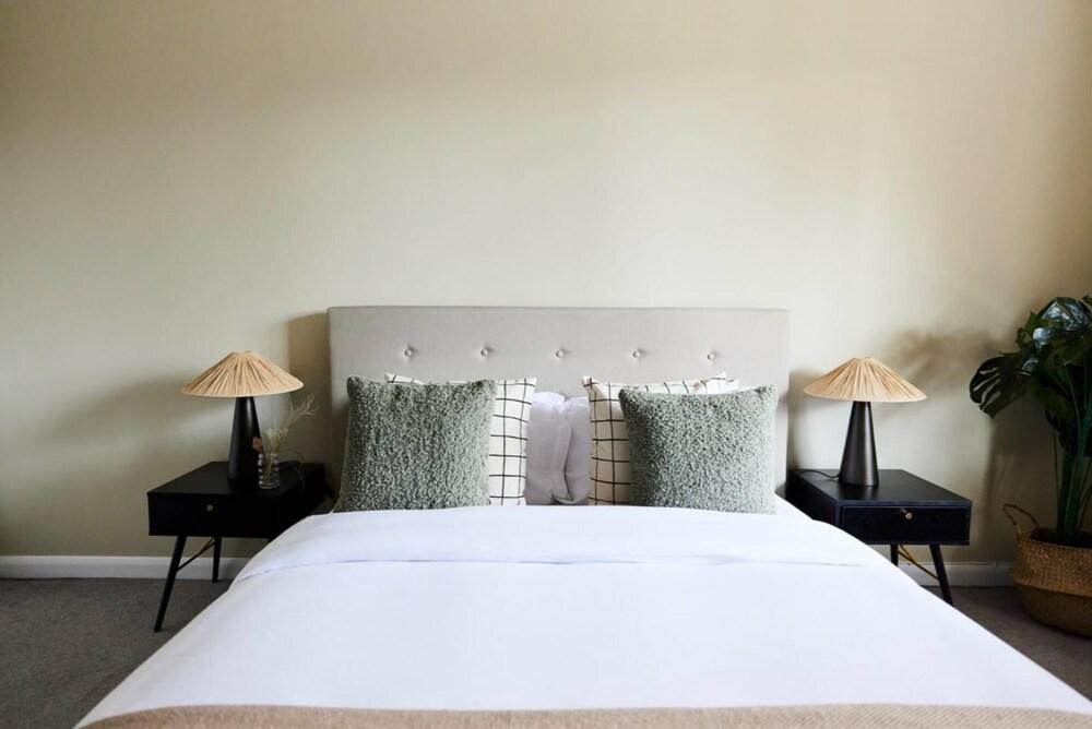 The London Escape - Modish 1bdr Flat - Tap to explore photos