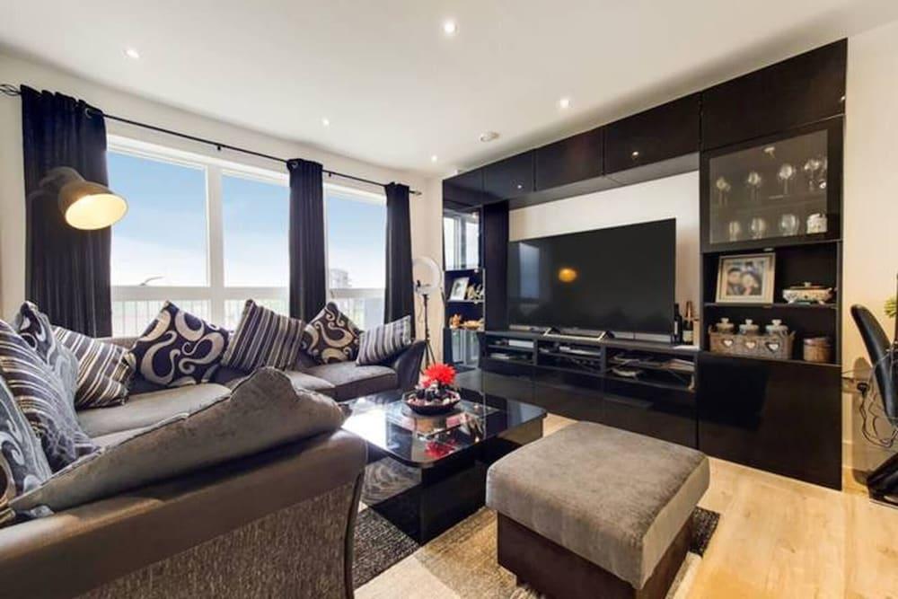 London 2 Bedroom In London - Tap to explore photos