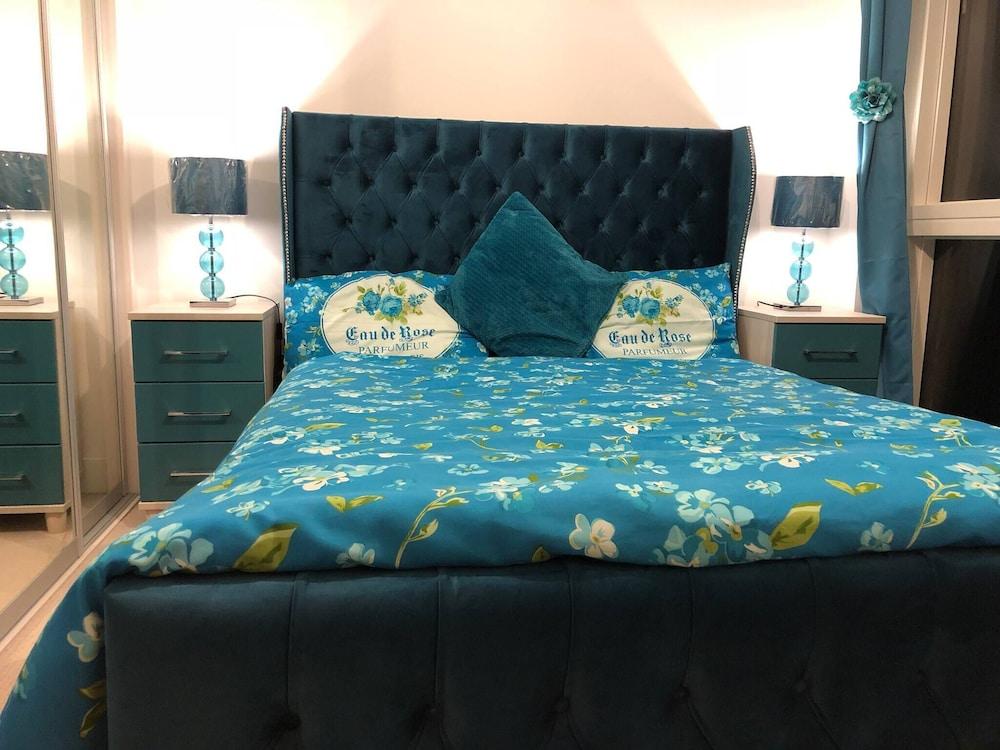 London 2 Bedroom In London - Tap to explore photos