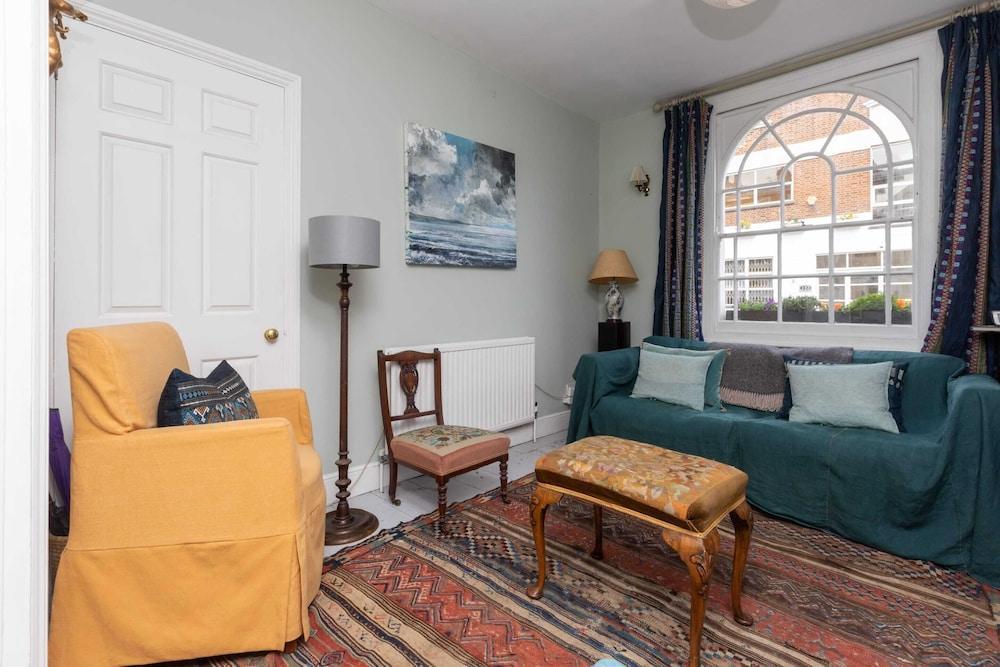 Charming 2BD Georgian Town House - Camden Town - Tap to explore photos