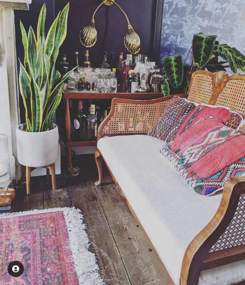 Incredible & Quirky 2BD Home With Garden - Hackney - Tap to explore photos