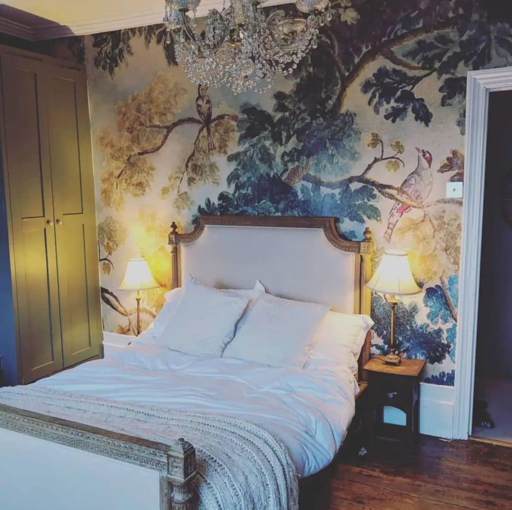 Incredible & Quirky 2BD Home With Garden - Hackney - Tap to explore photos