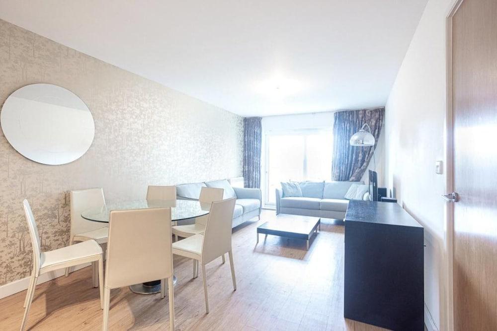 Excellent 2-bed Apartment in Colindale, London - Tap to explore photos