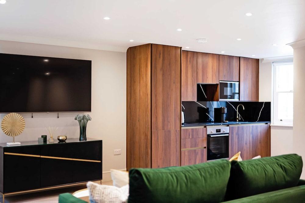 Marble Arch Suite 7-hosted by Sweetstay - Tap to explore photos