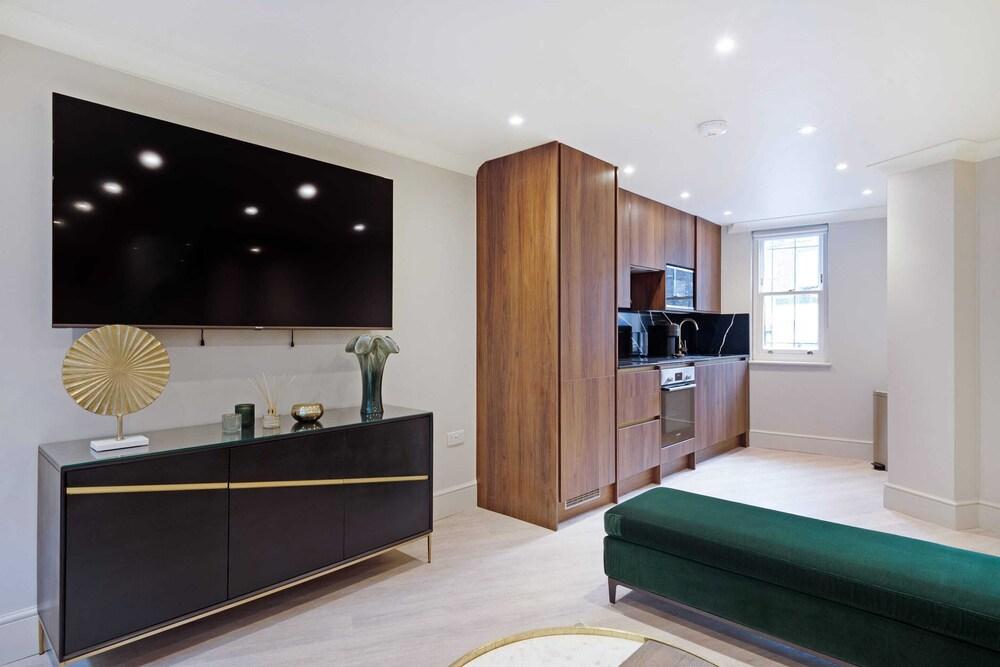 Marble Arch Suite 7-hosted by Sweetstay - Tap to explore photos