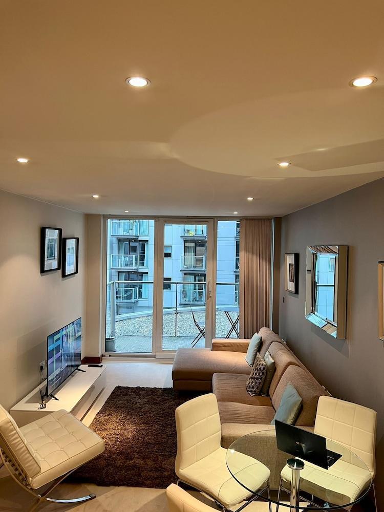 Londwell - Luxury Chelsea Apartment With Balcony - Tap to explore photos