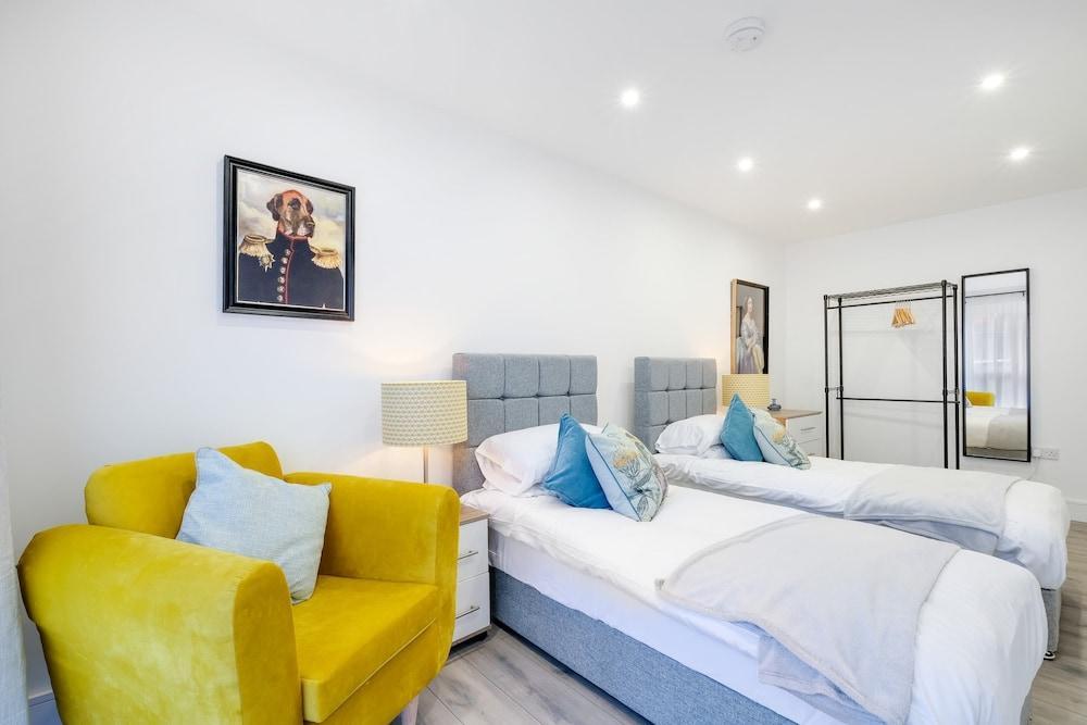 Luxury 1 & 2 bed Apartment free parking - Tap to explore photos