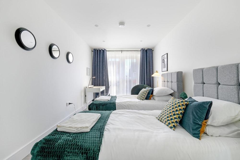 Luxury 1 & 2 bed Apartment free parking - Tap to explore photos