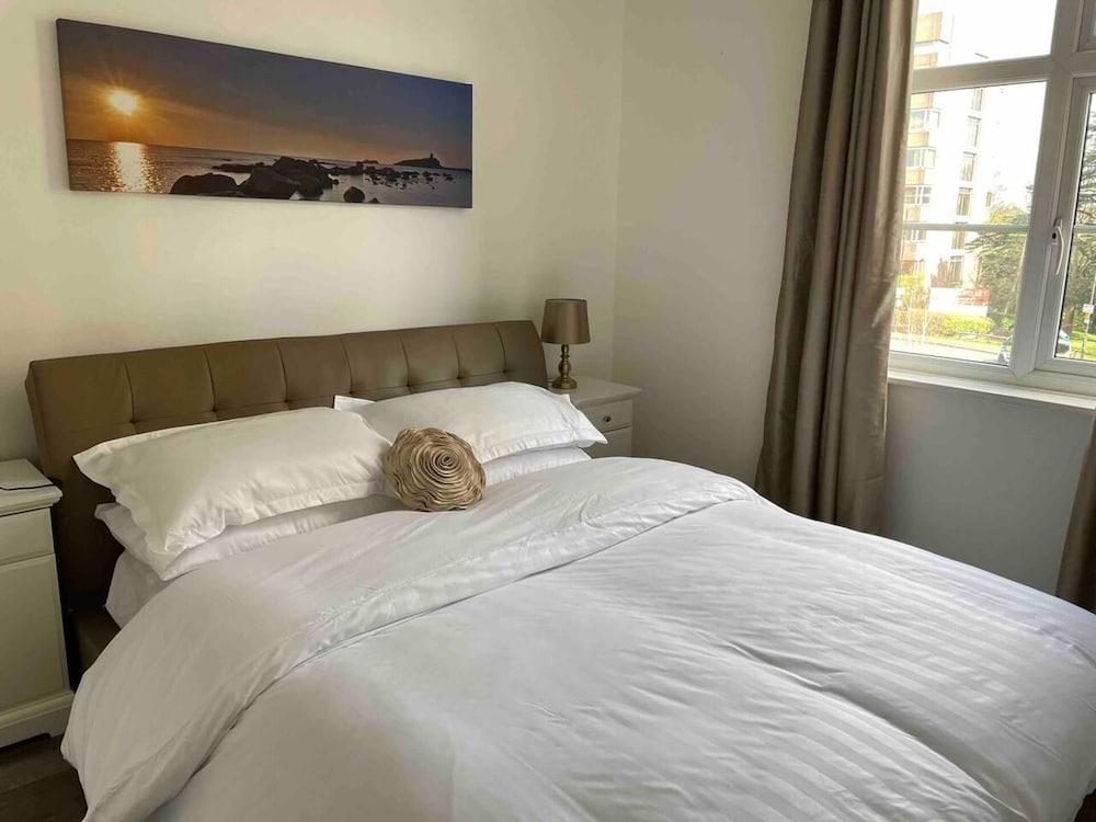 Bright and Spacious 2-bed Apartment in Sutton - Tap to explore photos