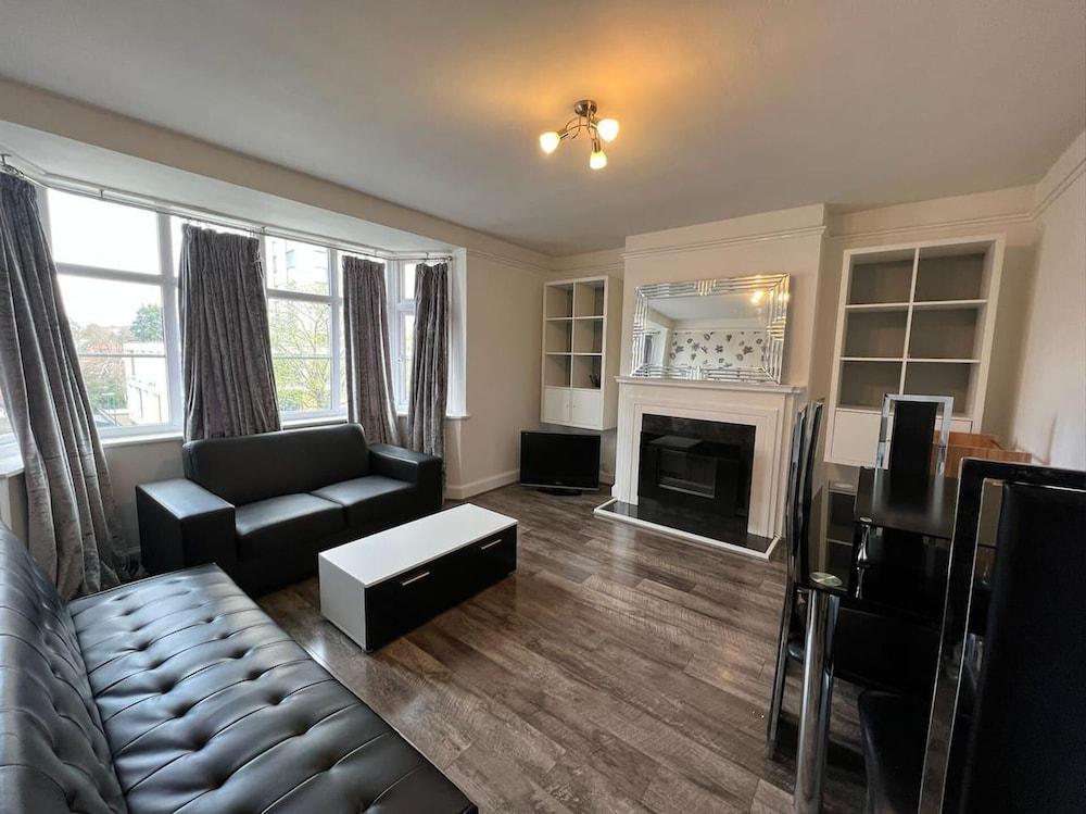 Bright and Spacious 2-bed Apartment in Sutton - Tap to explore photos