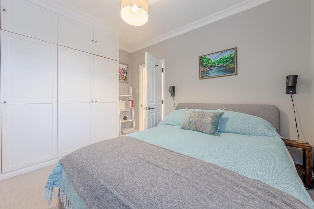 Stunning 2 Bedroom Flat With a Garden in Barnes - Tap to explore photos