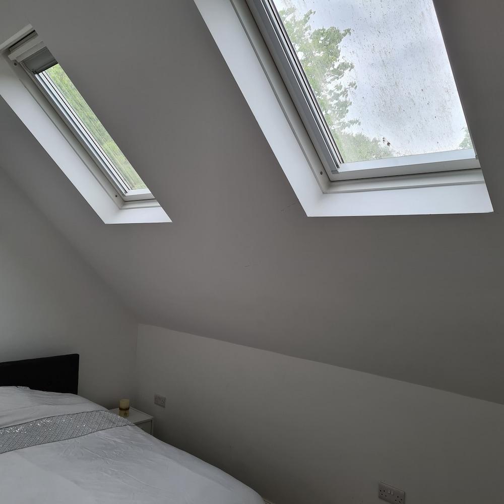 Beautiful 2-bed Unique Loft Apartment in Beckenham - Tap to explore photos