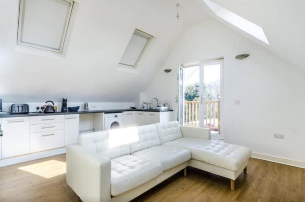 Beautiful 2-bed Unique Loft Apartment in Beckenham - Tap to explore photos