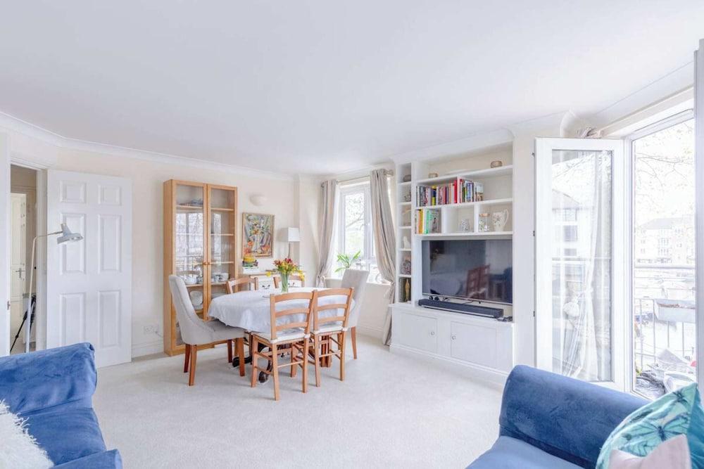 Unique Waterfront 2BD Flat - Rotherhithe - Tap to explore photos