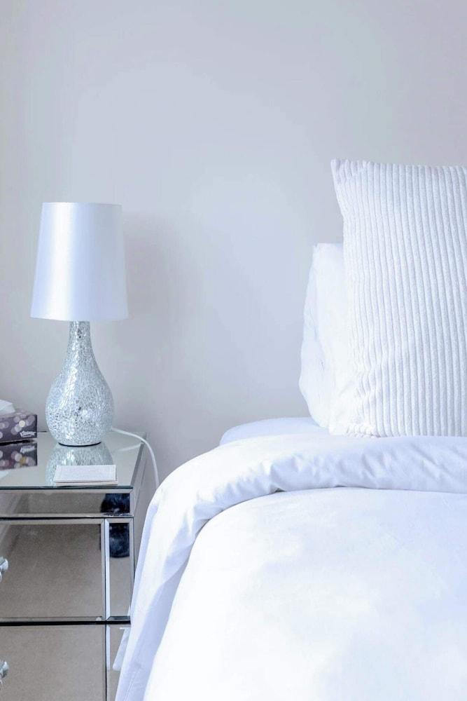 Unique Waterfront 2BD Flat - Rotherhithe - Tap to explore photos
