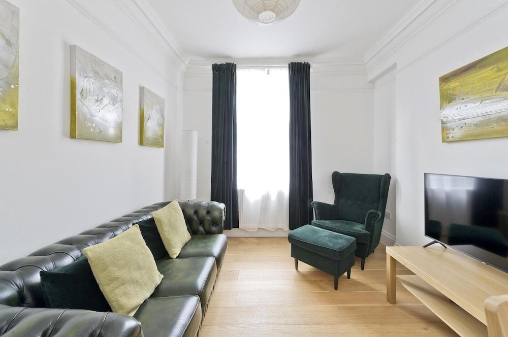 Delightful Apartment in the Heart of Westminster by Underthedoormat - Tap to explore photos