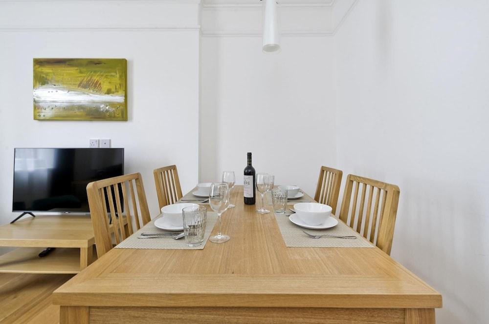 Delightful Apartment in the Heart of Westminster by Underthedoormat - Tap to explore photos