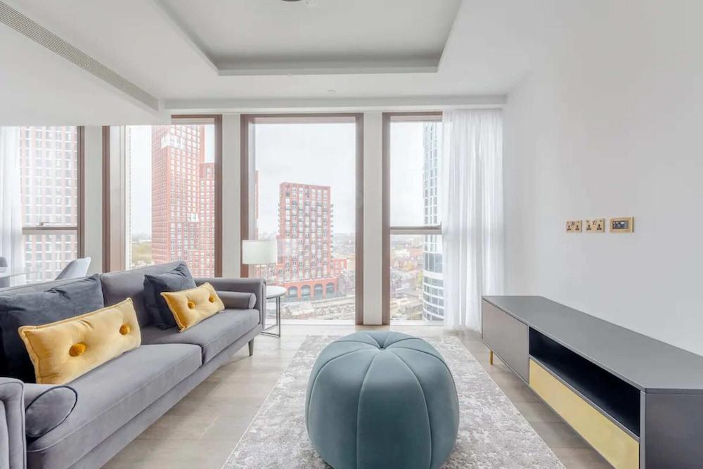 Luxurious 1BD Flat by the River - Vauxhall - Tap to explore photos
