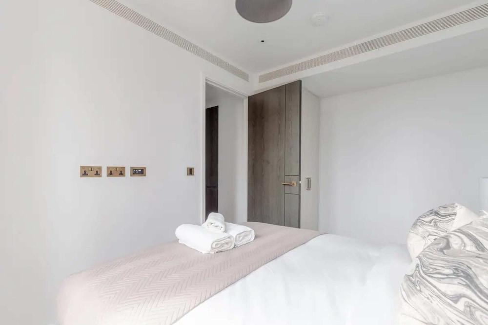 Luxurious 1BD Flat by the River - Vauxhall - Tap to explore photos