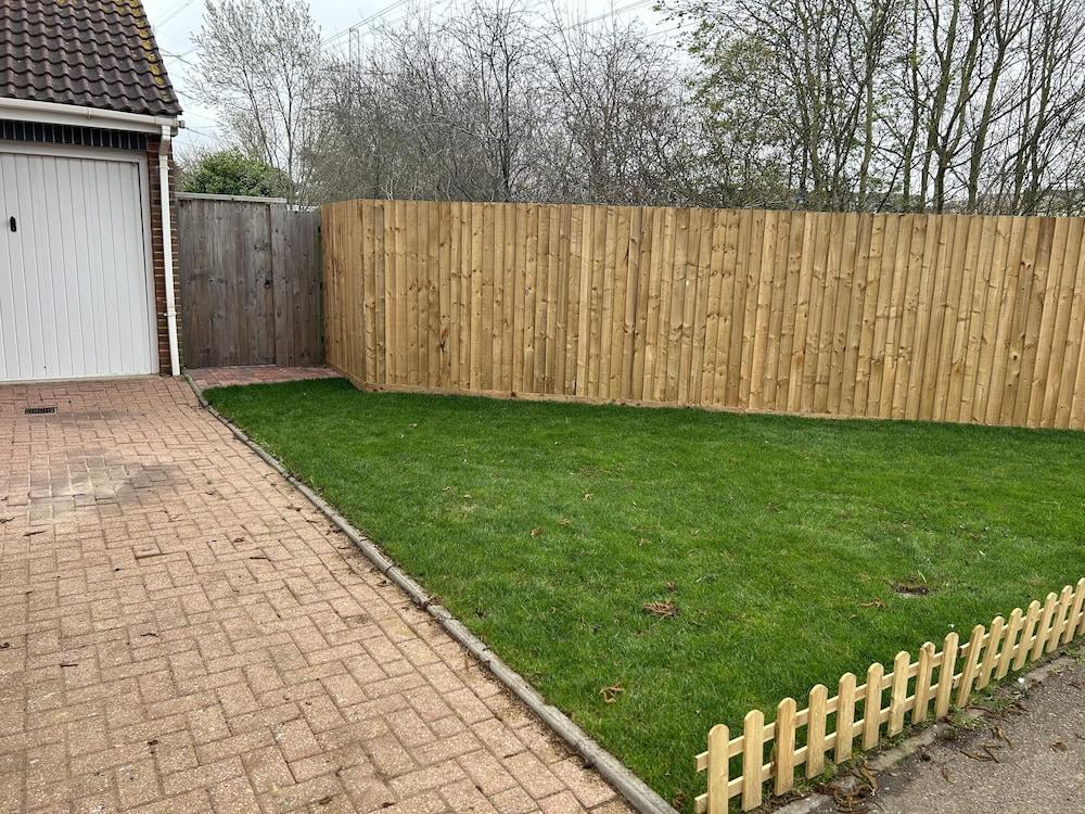 Newly Refurbished Charming 3-bed House in Barking - Tap to explore photos