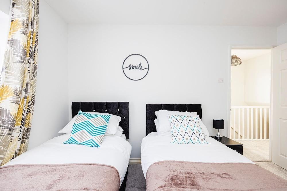 Newly Refurbished Charming 3-bed House in Barking - Tap to explore photos