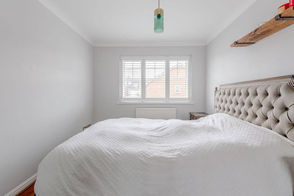 Serene and Spacious 2 Bedroom House in South Wimbledon - Tap to explore photos