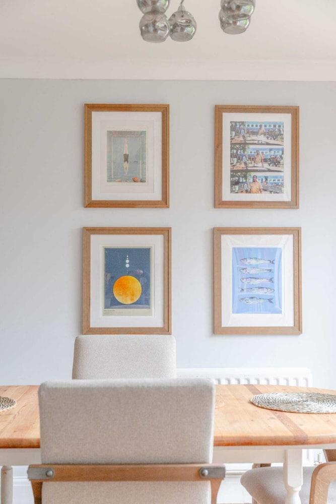 Serene and Spacious 2 Bedroom House in South Wimbledon - Tap to explore photos