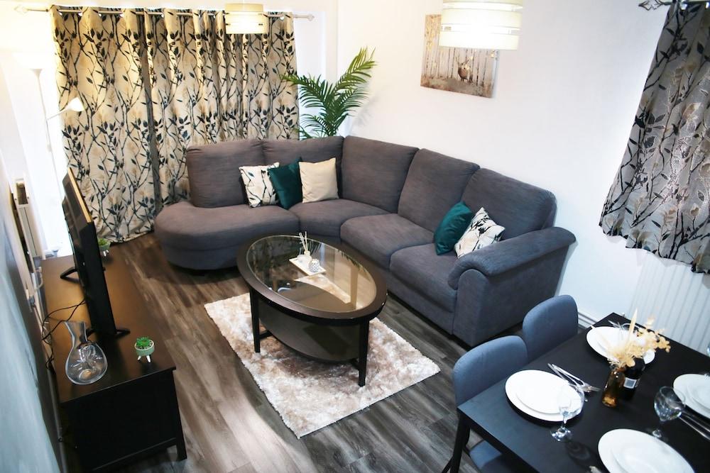 Lovely 2-bed Apartment in Harrow - Tap to explore photos