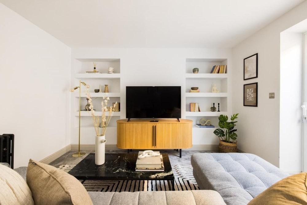 The Greenwich Hideaway - Glamorous 4bdr House With Garden - Tap to explore photos