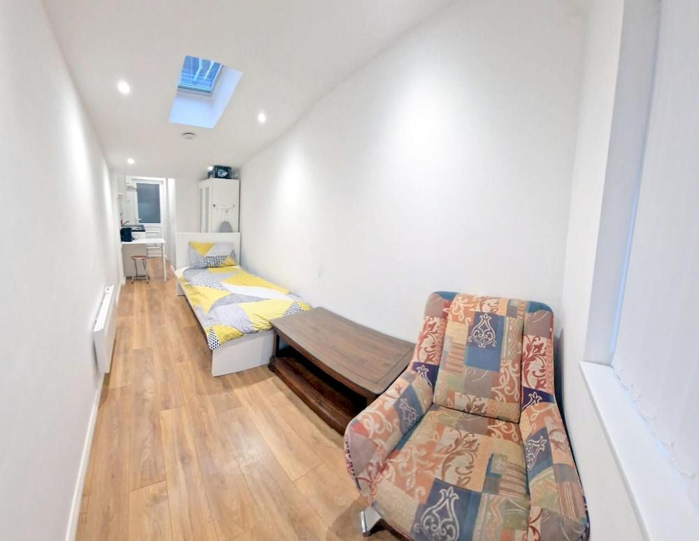 Cute Studio Apartment in South Croydon - Tap to explore photos