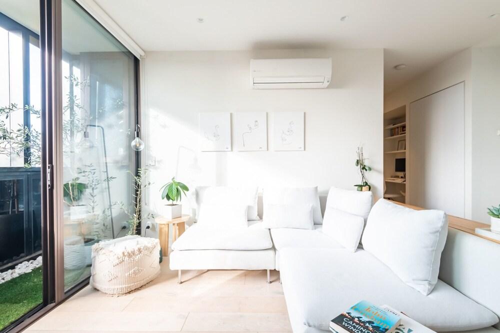 Stylish Prahran Retreat in Melbourne - Tap to explore photos