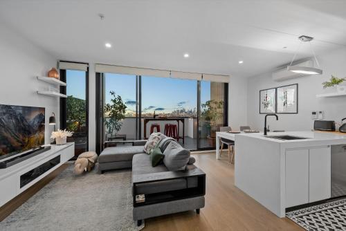 StayCentral Northcote Townhouse With Study - Tap to explore photos
