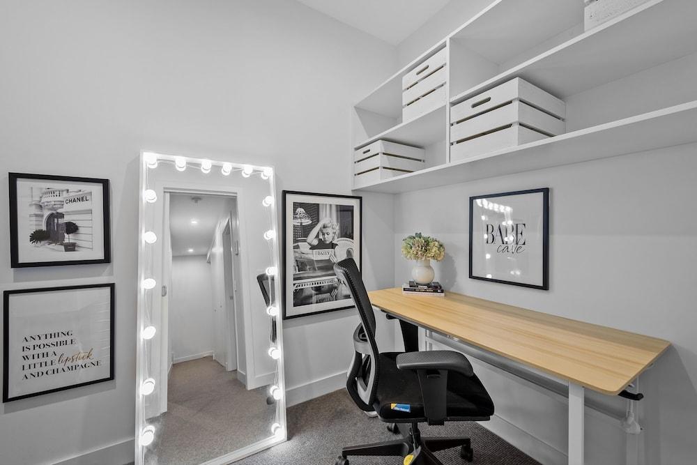 StayCentral Northcote Townhouse With Study - Tap to explore photos