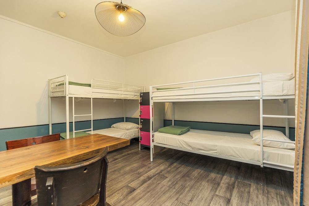 Young & Happy Latin Quarter by Hiphophostels Room Type - Bed in 6-Bed Female Dormitory Room, Private Bathroom