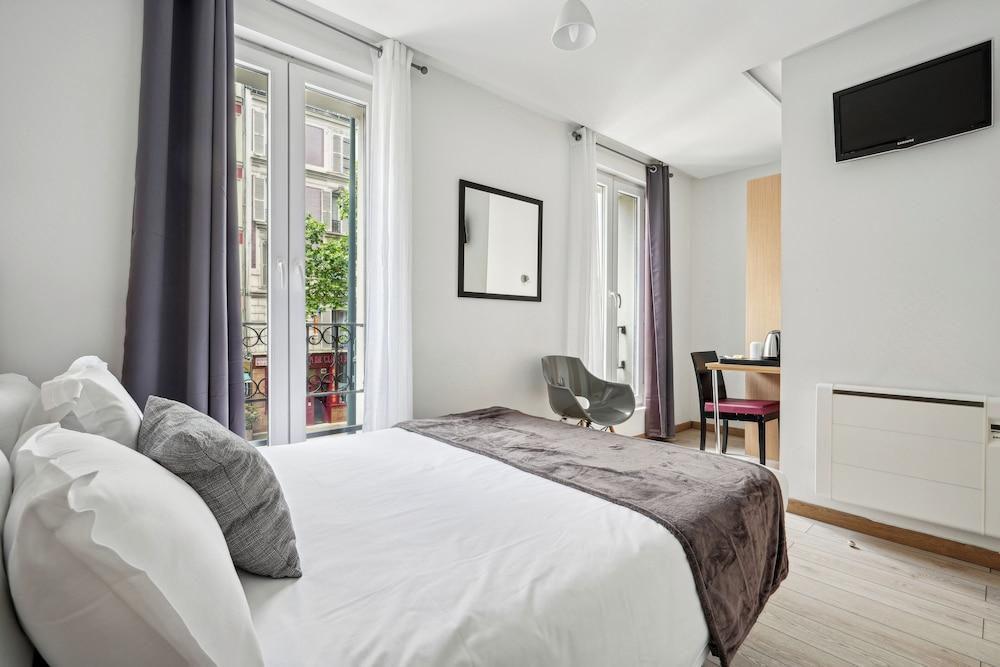 Hotel Le National Clichy Paris Room Type - Superior Double Room