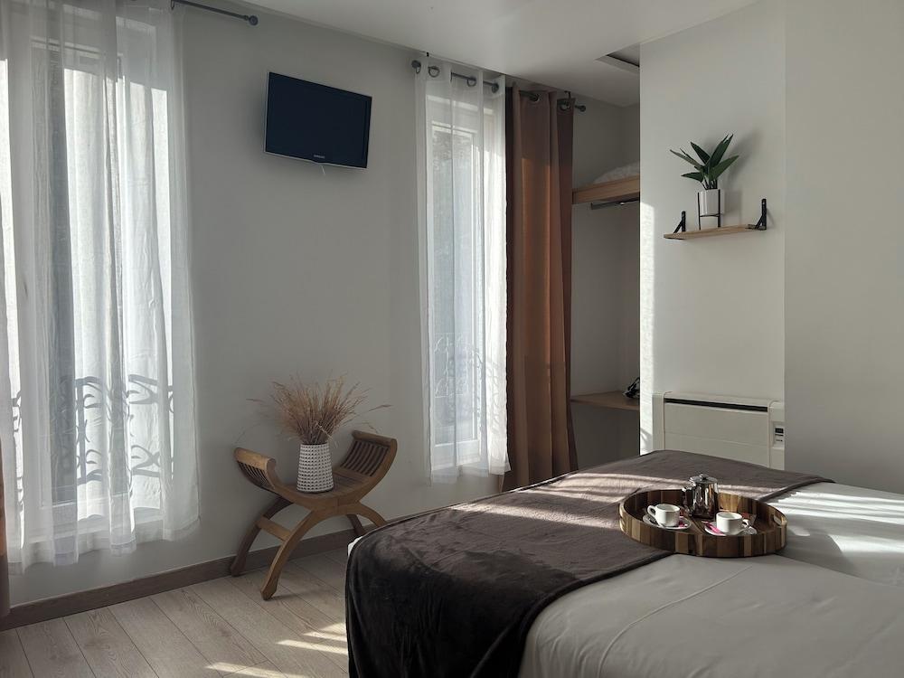 Hotel Le National Clichy Paris Room Type - Superior Twin Room