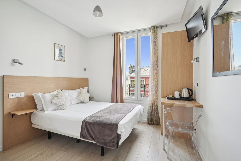 Hotel Le National Clichy Paris Room Type - Standard Double Room