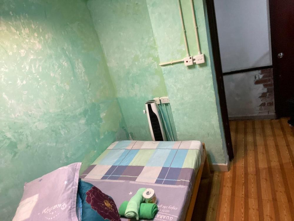 Southerast Asia Guesthouse - Tap to explore photos