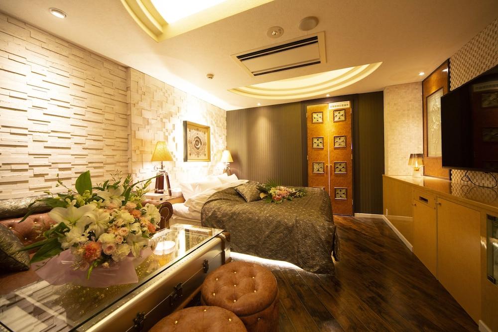Hotel Granhill - Adults Only - Tap to explore photos