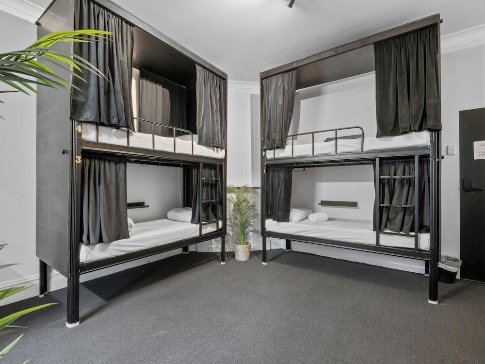 VENUS Potts Point Room Type - Mixed Pod Room 8 people bedroom
