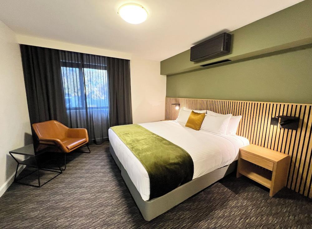 Mill Hotel Milperra Panania Room Type - Signature King Room