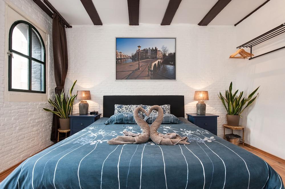 Crown Guesthouse Amsterdam Room Type - Double Room (3rd floor- stair access only) Crown Guesthouse Amsterdam Room Type - Double Room (3rd floor- stair access only)