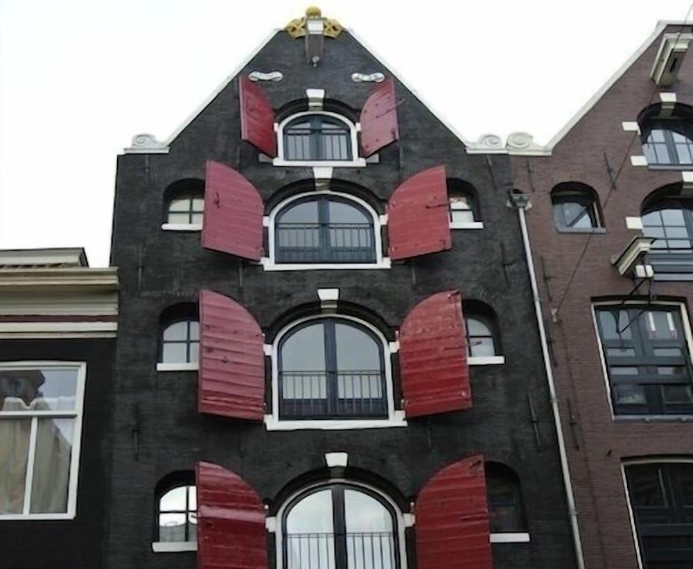 Crown Guesthouse Amsterdam - Tap to explore photos