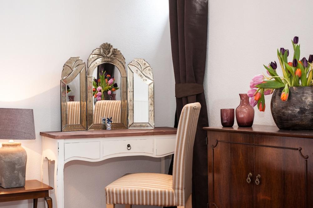 Crown Guesthouse Amsterdam Room Type - Deluxe Double Room (3rd floor- stair access only)