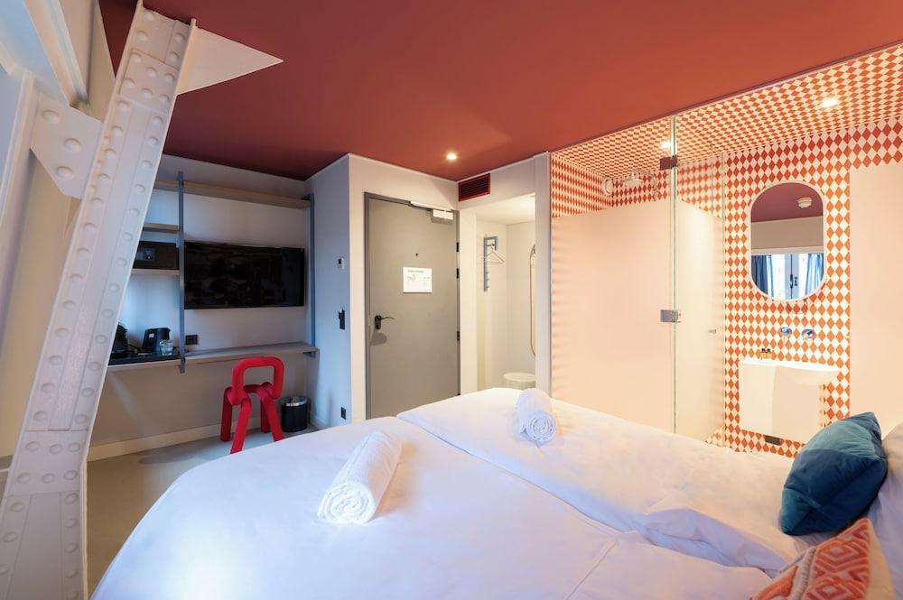 City Hotel Rembrandt Square Room Type - Deluxe twin / double room - Circus your mind