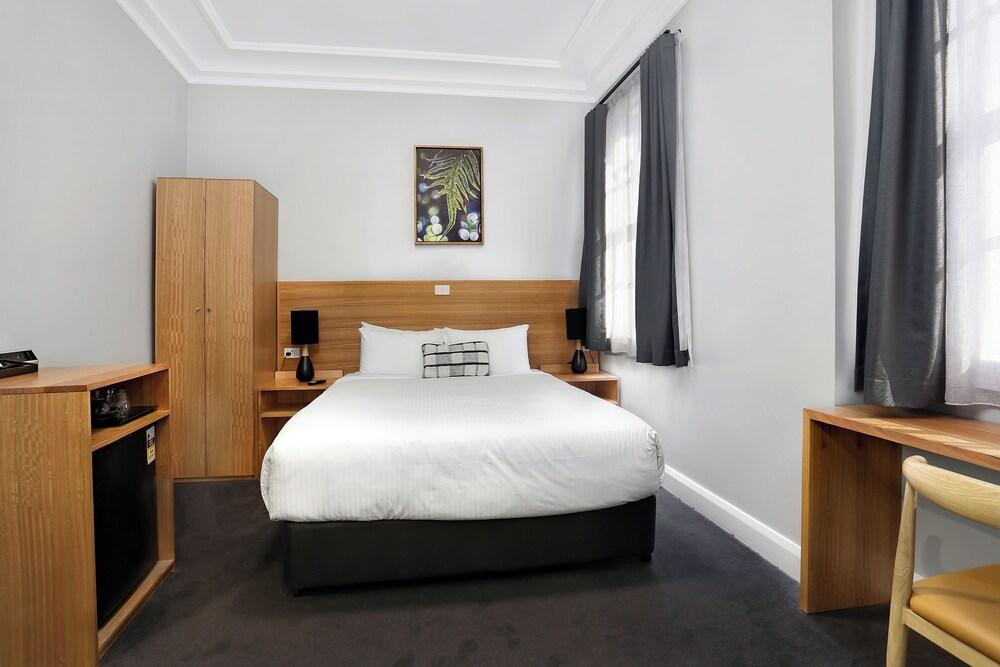 Penshurst Hotel - Tap to explore photos
