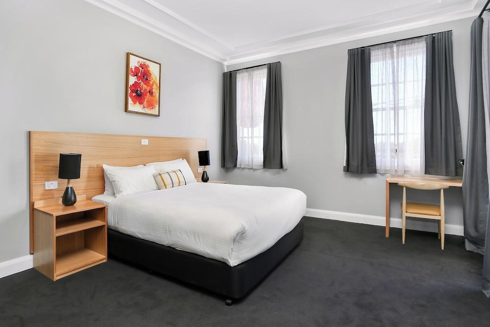 Penshurst Hotel Room Type - Deluxe Double Room, 1 Queen Bed, Accessible