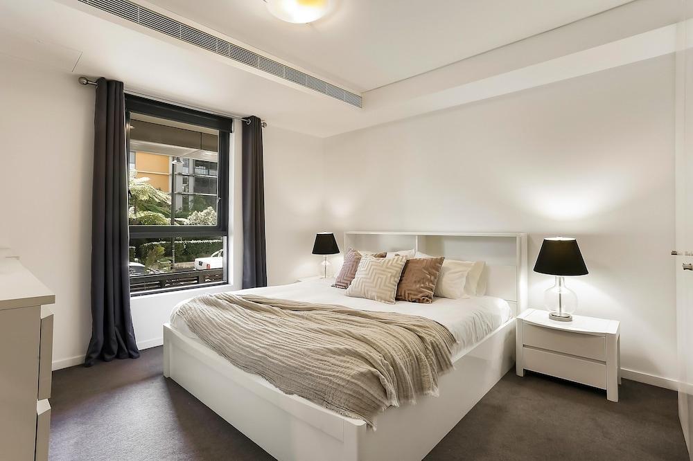 Stylish 1 Bedroom Apartment Camperdown - Tap to explore photos